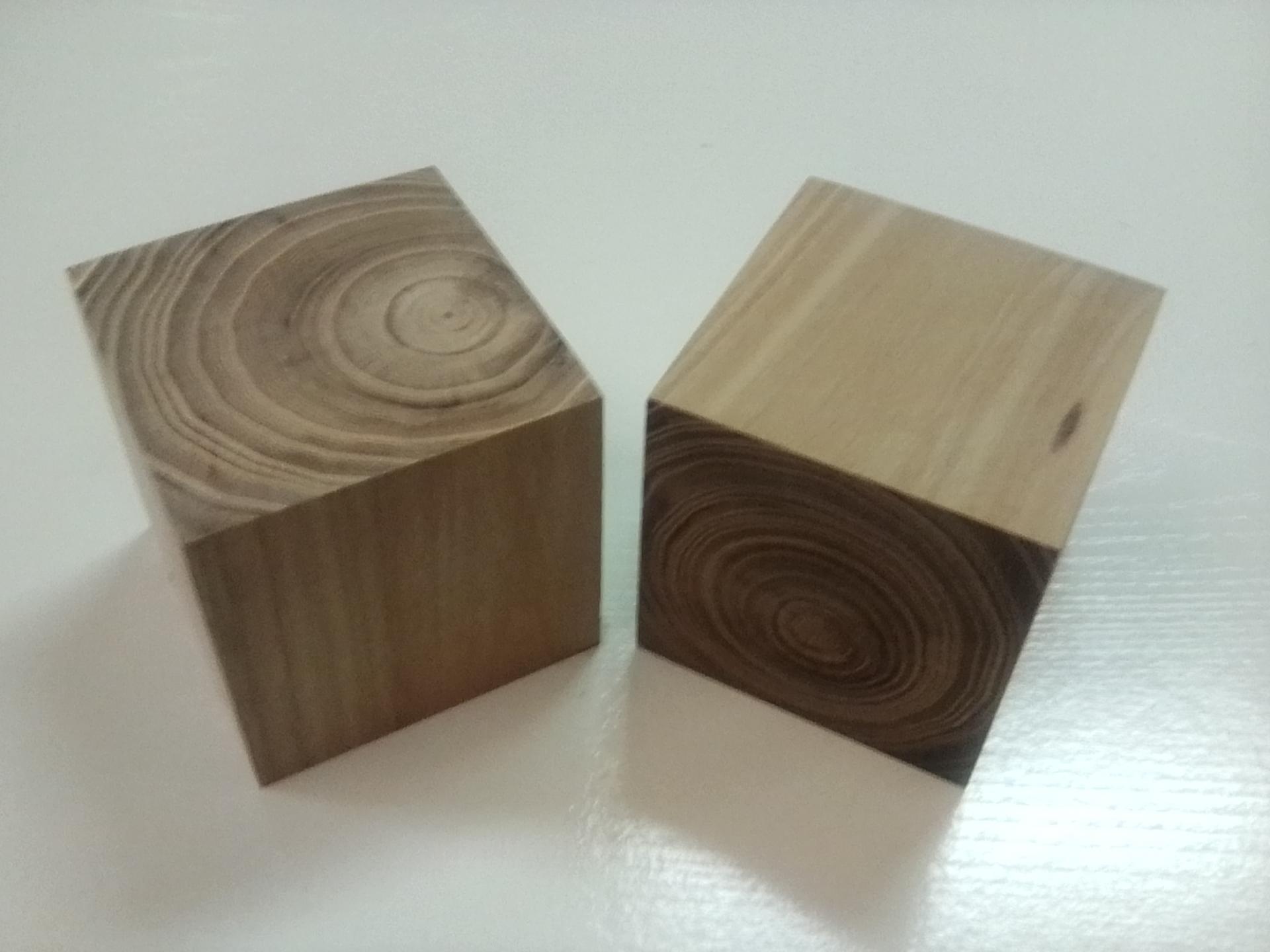 cube en bois de robinier