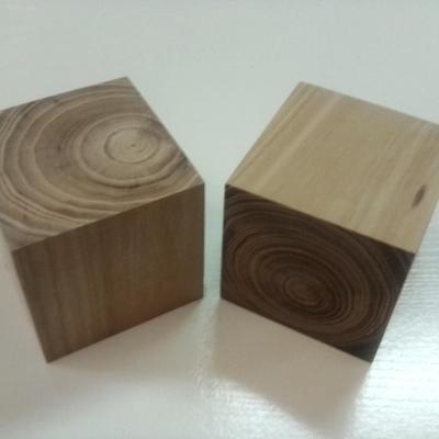 cube en bois de robinier